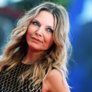 Η Michelle Pfeiffer το απλό ροκ ντύσιμο και η vegan τσάντα της McCartney