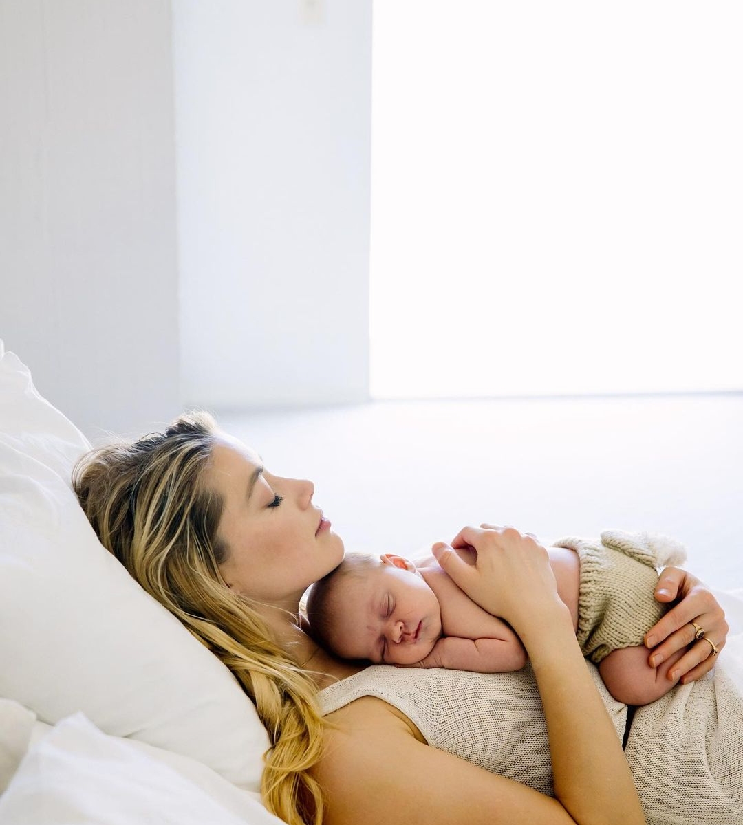 Η Paris Hilton ανακοίνωσε ότι έγινε μαμά- Η πρώτη φωτογραφία με τον νεογέννητο γιο της