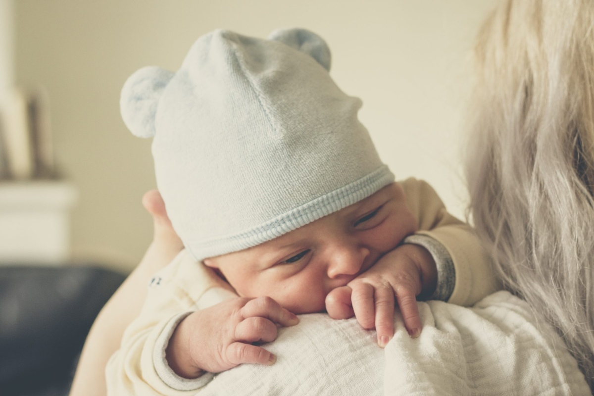 Τι είναι το «baby blues» που έκανε την Kylie Jenner να κλαίει μετά τη γέννηση του γιου της
