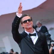 Ο Brad Pitt «τρέχει με 1000» στη F1 καθώς οι μεγάλες αγάπες δεν κρύβονται