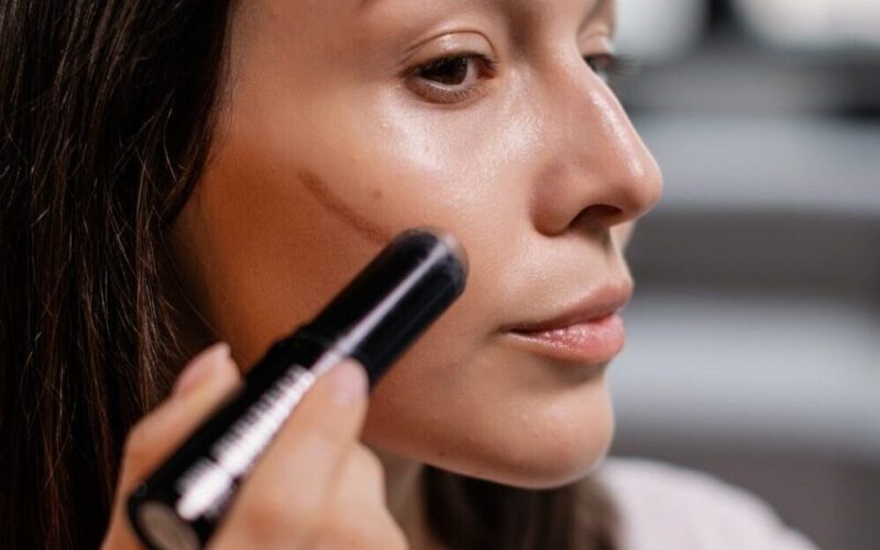 Η νέα viral τάση του TikTok για το μακιγιάζ λέγεται «Passport Makeup»