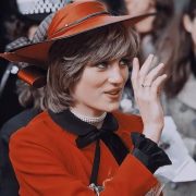 Οι θεωρίες πίσω από την επιλογή του θρυλικού δαχτυλιδιού αρραβώνων της πριγκίπισσας Diana