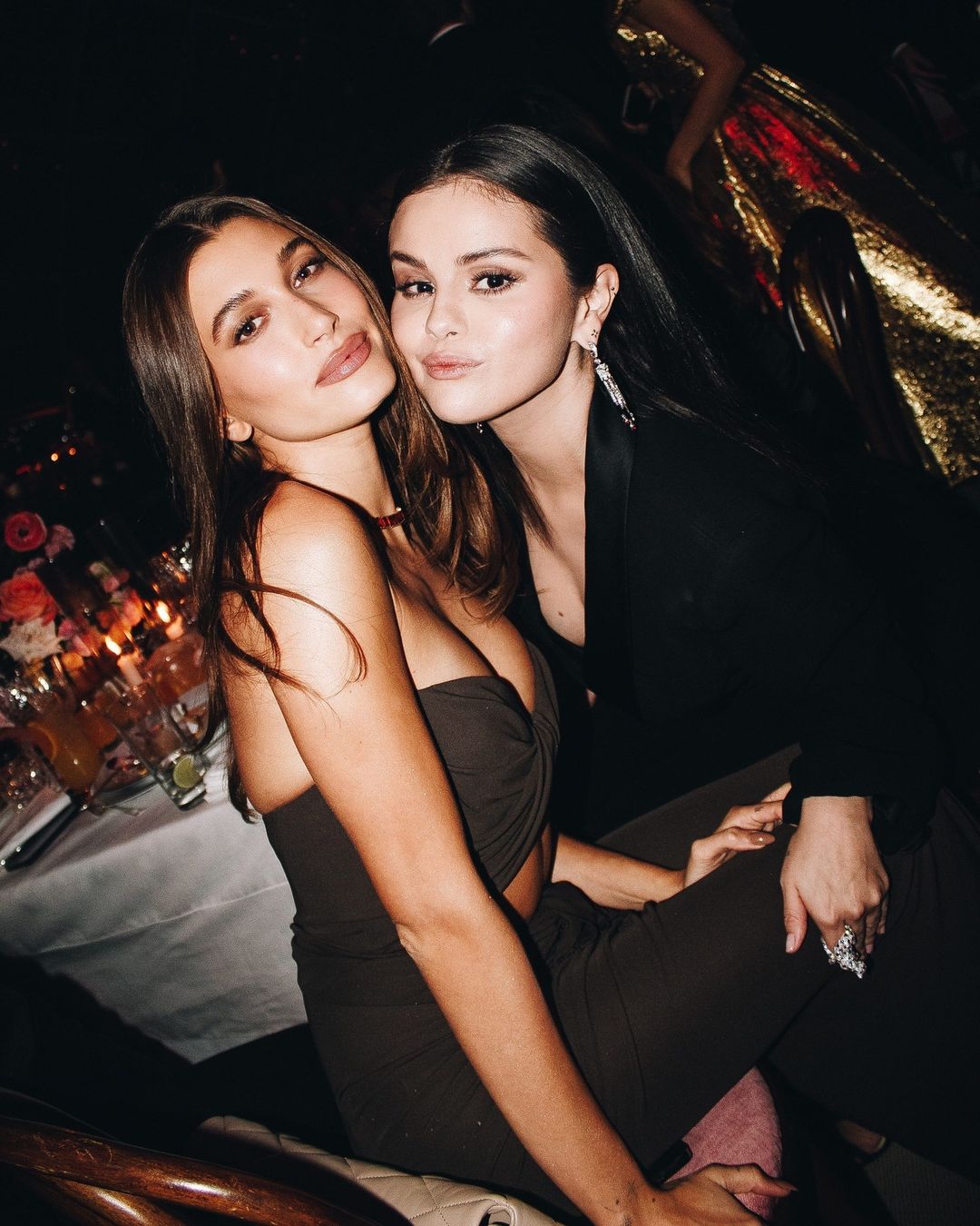 Τέλος στην κόντρα Hailey Bieber – Selena Gomez με μια αγκαλιά