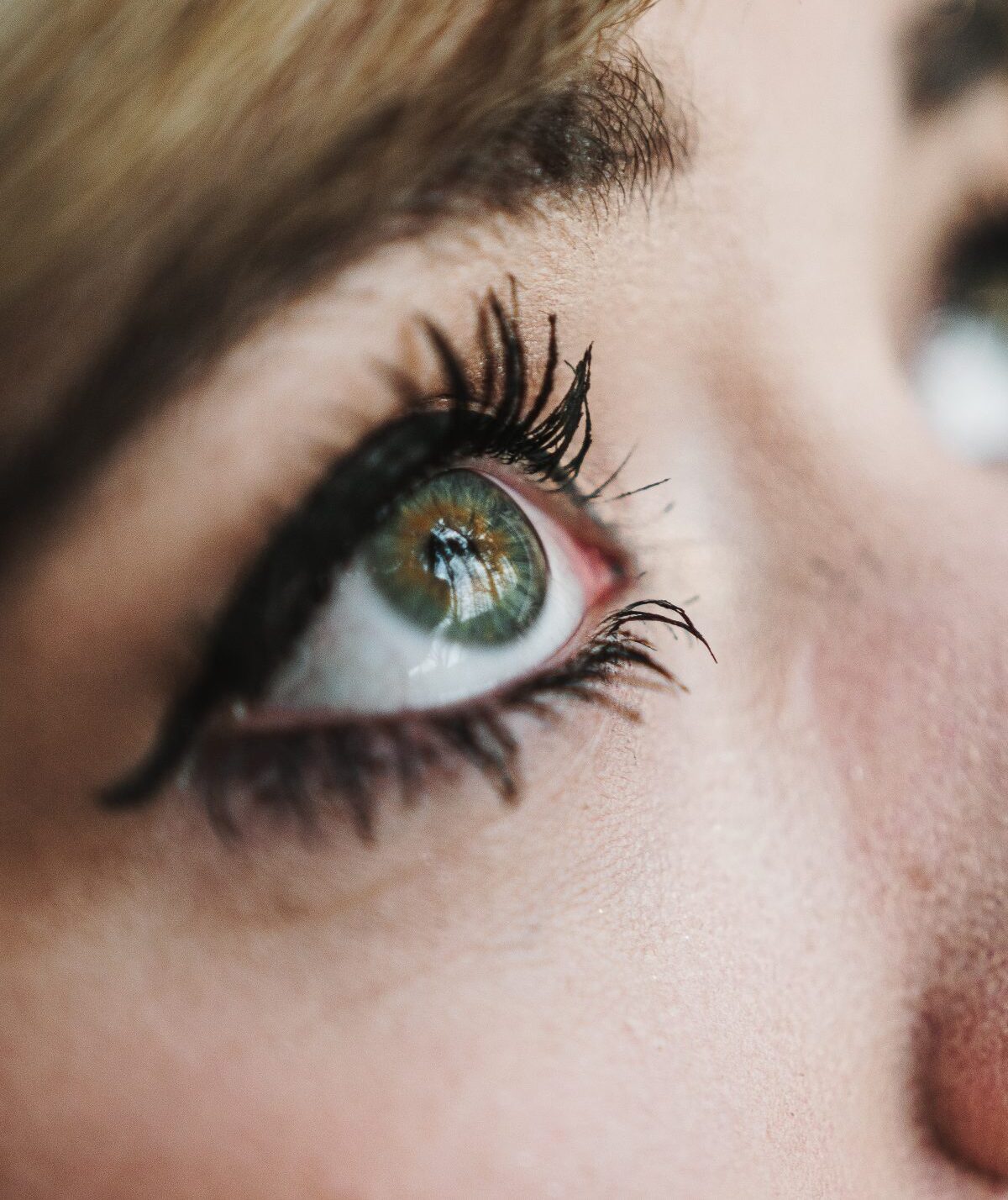 5 συμβουλές που εξασφαλίζουν ότι το eyeliner σου θα παραμείνει αναλλοίωτο όλη μέρα