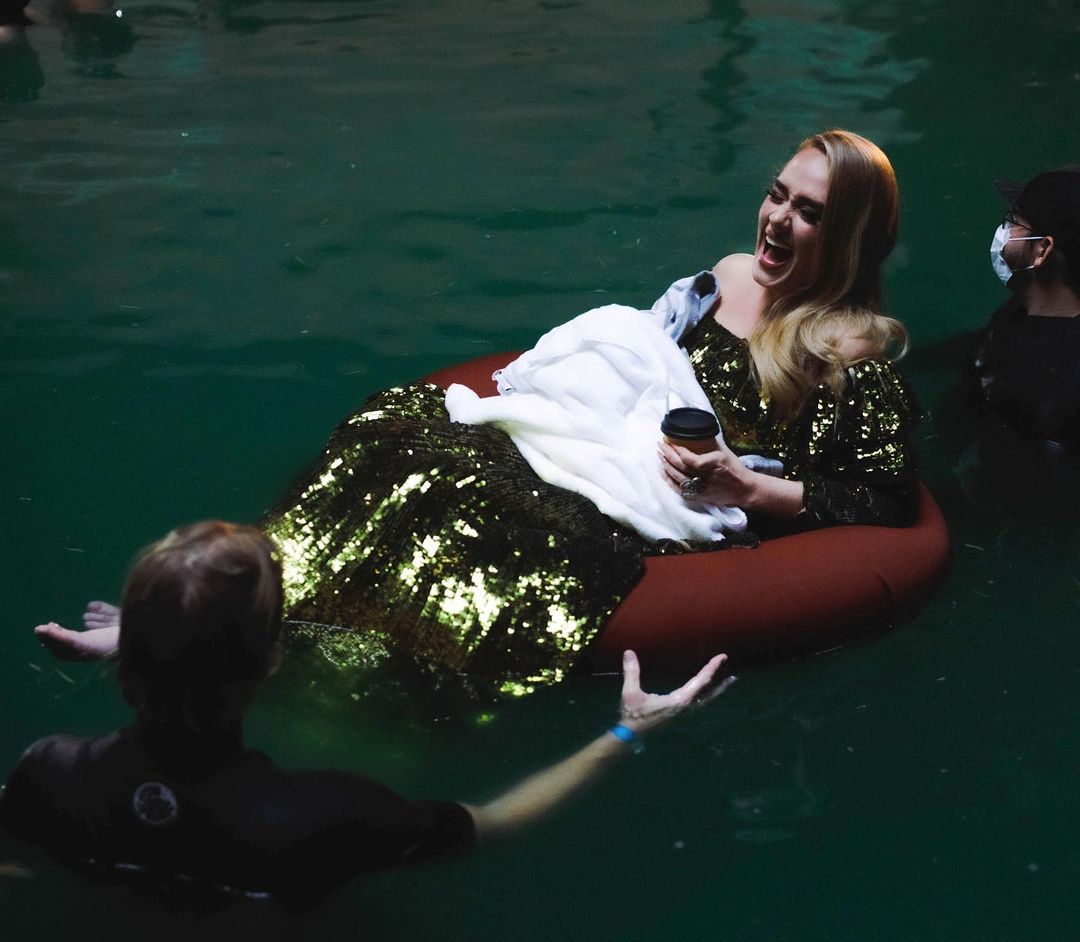 Το φόρεμα 30 κιλών μέσα σε νερό έκανε την Adele να δυσανασχετήσει