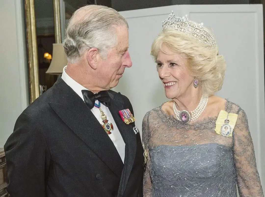 O Κάρολος «σπάει» τους κανόνες της στέψης- Ο ρόλος που θα αναλάβουν τα εγγόνια της Camilla