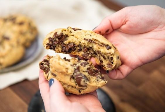 Τα πιο εύκολα chip cookies με μαύρη σοκολάτα που έχεις φτιάξει- Πάνε τέλεια με το γάλα και τον καφέ