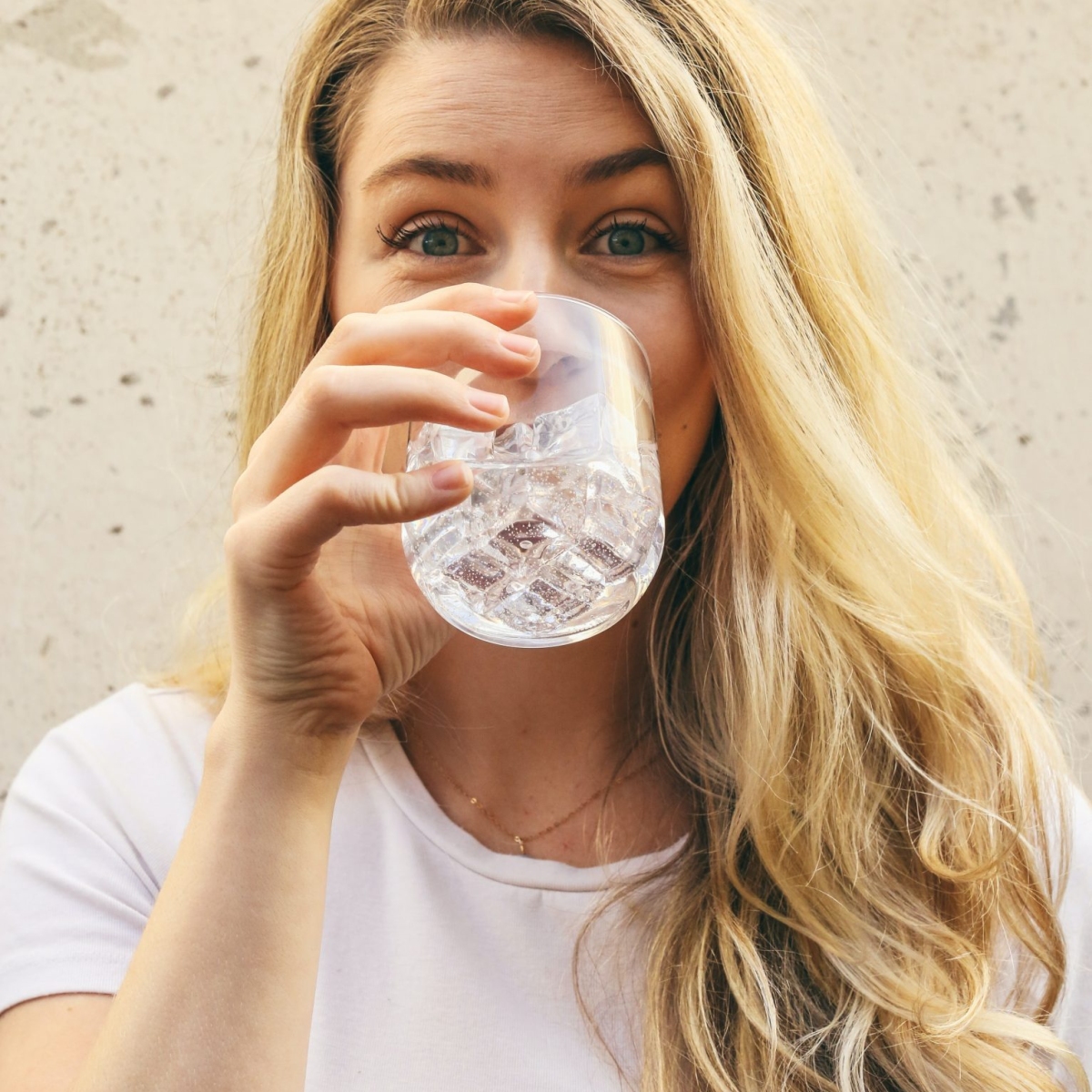 κοπέλα πίνει νερό
