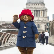 Λούτρινα αρκουδάκια Paddington θα δοθούν σε παιδιά στη μνήμη της βασίλισσας Ελισάβετ