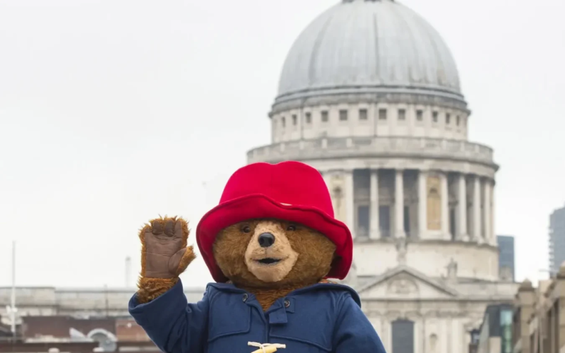 Λούτρινα αρκουδάκια Paddington θα δοθούν σε παιδιά στη μνήμη της βασίλισσας Ελισάβετ