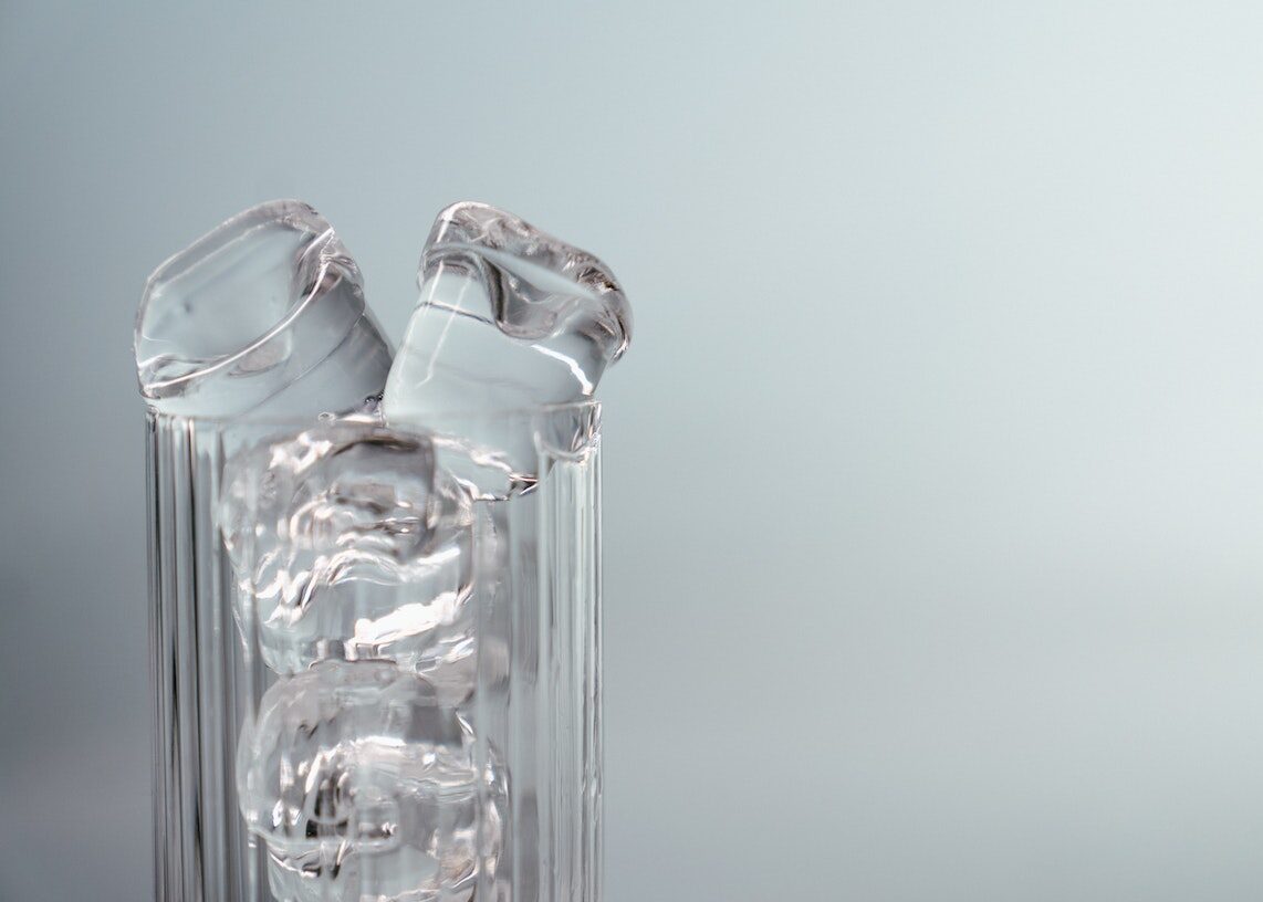 Σκέψου το διπλά πριν καταναλώσεις πάγο στο αεροπλάνο – Ο λόγος θα σε εκπλήξει δυσάρεστα