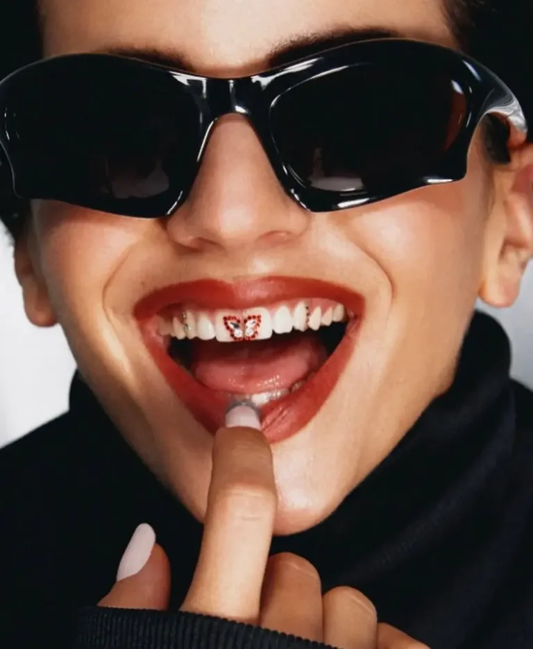 Τα tooth gems είναι η νέα μόδα που κάνει τα δόντια μας «πολύτιμα»