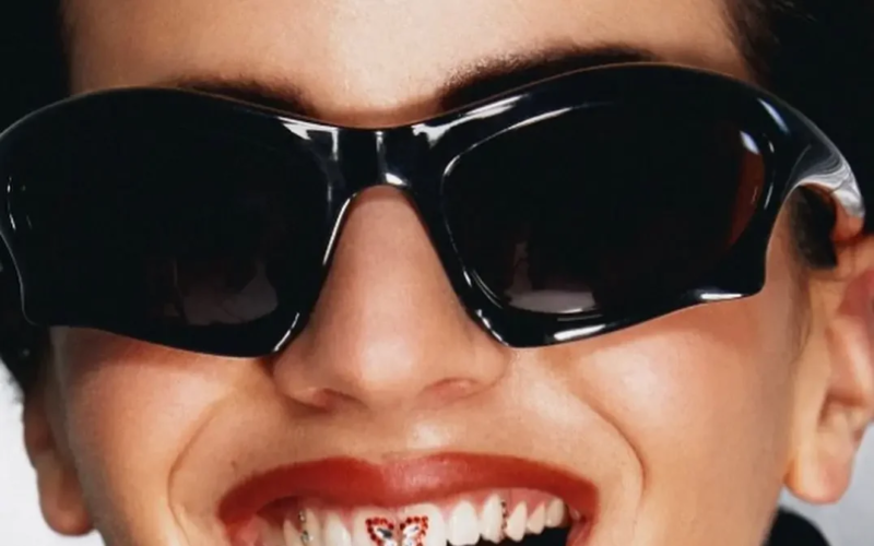 Τα tooth gems είναι η νέα μόδα που κάνει τα δόντια μας «πολύτιμα»