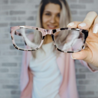 Βρώμικα γυαλιά; Όχι πια αν ακολουθήσεις αυτά τα 3 tips άμεσου καθαρισμού