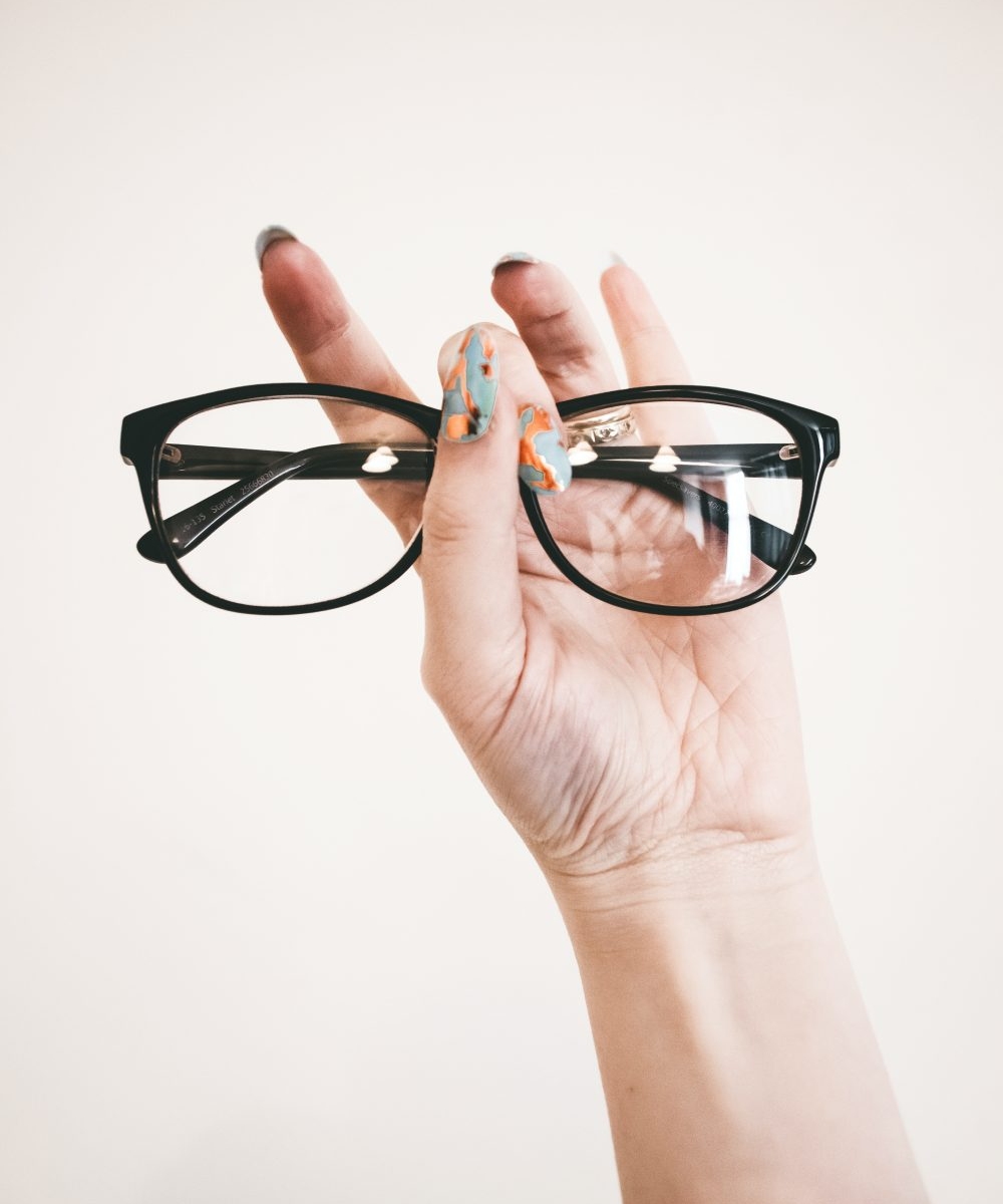 Βρώμικα γυαλιά; Όχι πια αν ακολουθήσεις αυτά τα 3 tips άμεσου καθαρισμού