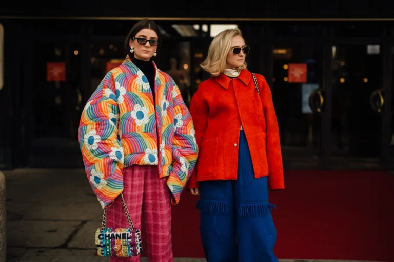 Αν έχεις πουπουλένιο ή bomber μπουφάν φόρεσε το, είναι στη μόδα πάλι