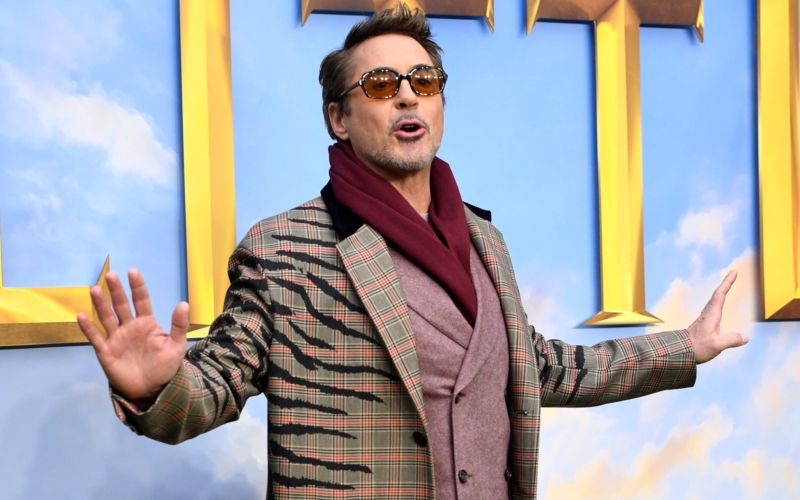 Τα παιδιά του Robert Downey Jr ξυρίζουν το κεφάλι του ηθοποιού για τον νέο του ρόλο