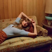 Κάντο όπως η Taylor Swift: Μετάτρεψε το σπίτι σου με vintage αισθητική όπως τη δεκαετία του '70