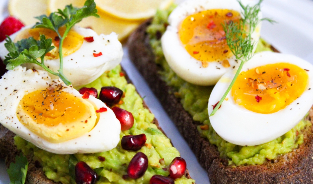 Δοκίμασε το υγιεινό και χορταστικό πρωινό πλούσιο σε πρωτεΐνη της Margot Robbie