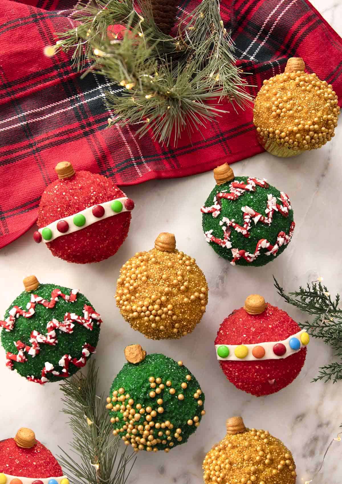 Φτιάξε χριστουγεννιάτικα στολίδια που τρώγονται- Εύκολα cupcakes με γεύση σοκολάτας