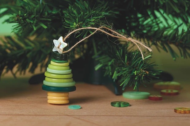 Το ωραιότερο mini χριστουγεννιάτικο δέντρο φτιάχνεται με 2 μόνο υλικά