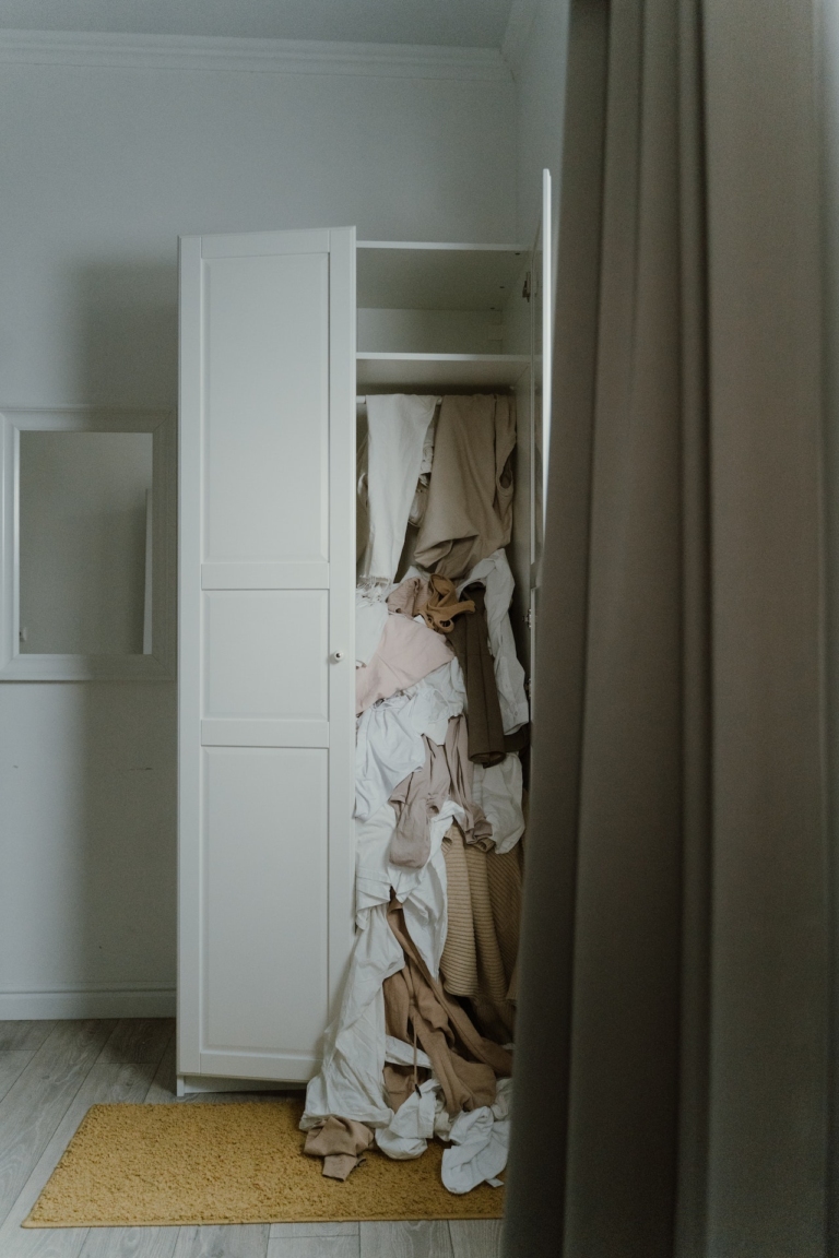 2 κρεμάστρες κι ένα κόλπο είναι η λύση για τα ρούχα που ακουμπούν στον πάτο της ντουλάπας σου