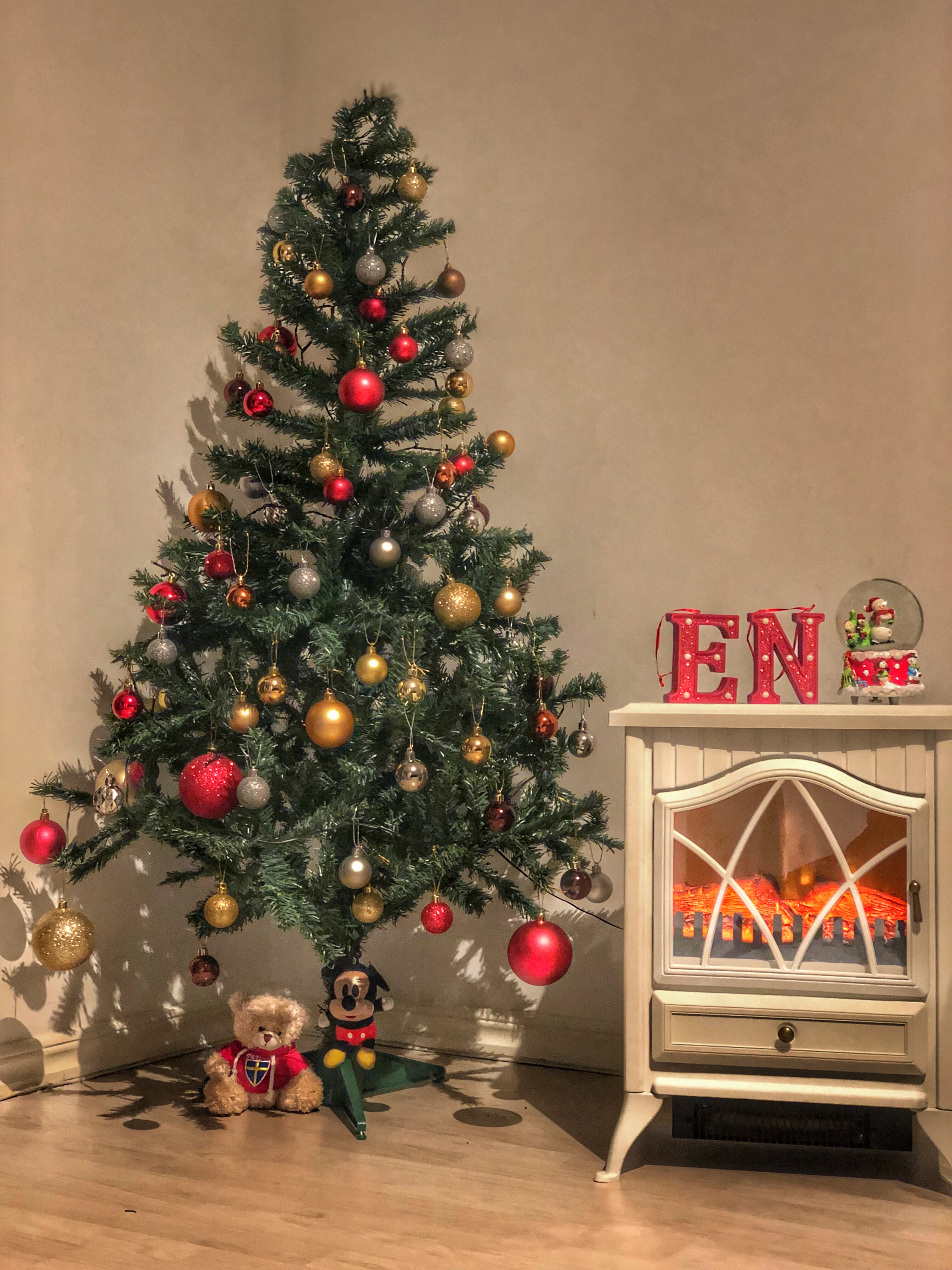 Το ωραιότερο mini χριστουγεννιάτικο δέντρο φτιάχνεται με 2 μόνο υλικά