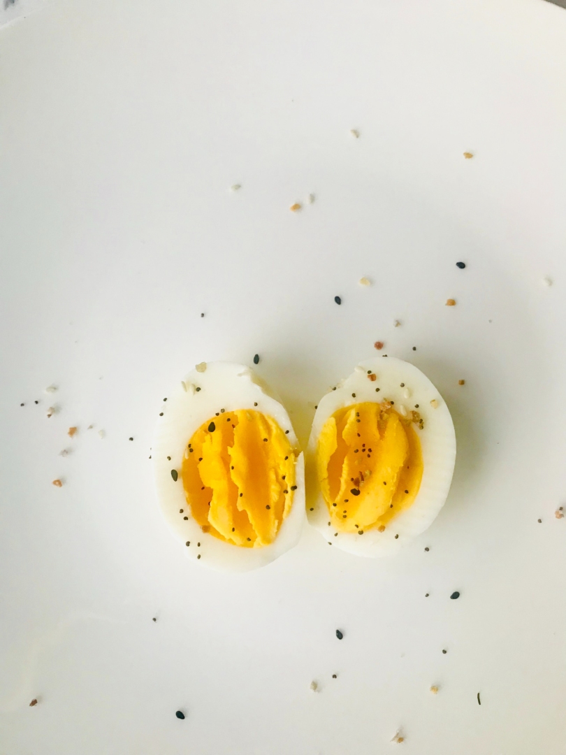 Το μυστικό για να ξεφλουδίζεις εύκολα τα βραστά αυγά σε δευτερόλεπτα!