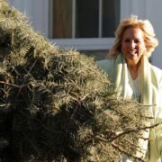 Η Jil Biden υποδέχτηκε το χριστουγεννιάτικο δέντρο στον Λευκό Οίκο και στο μυαλό μας ήρθε η Melania