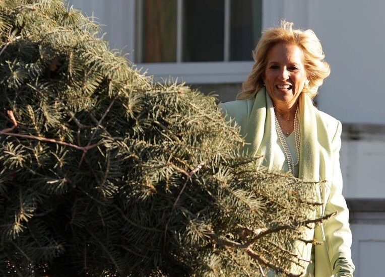 Η Jil Biden υποδέχτηκε το χριστουγεννιάτικο δέντρο στον Λευκό Οίκο και στο μυαλό μας ήρθε η Melania