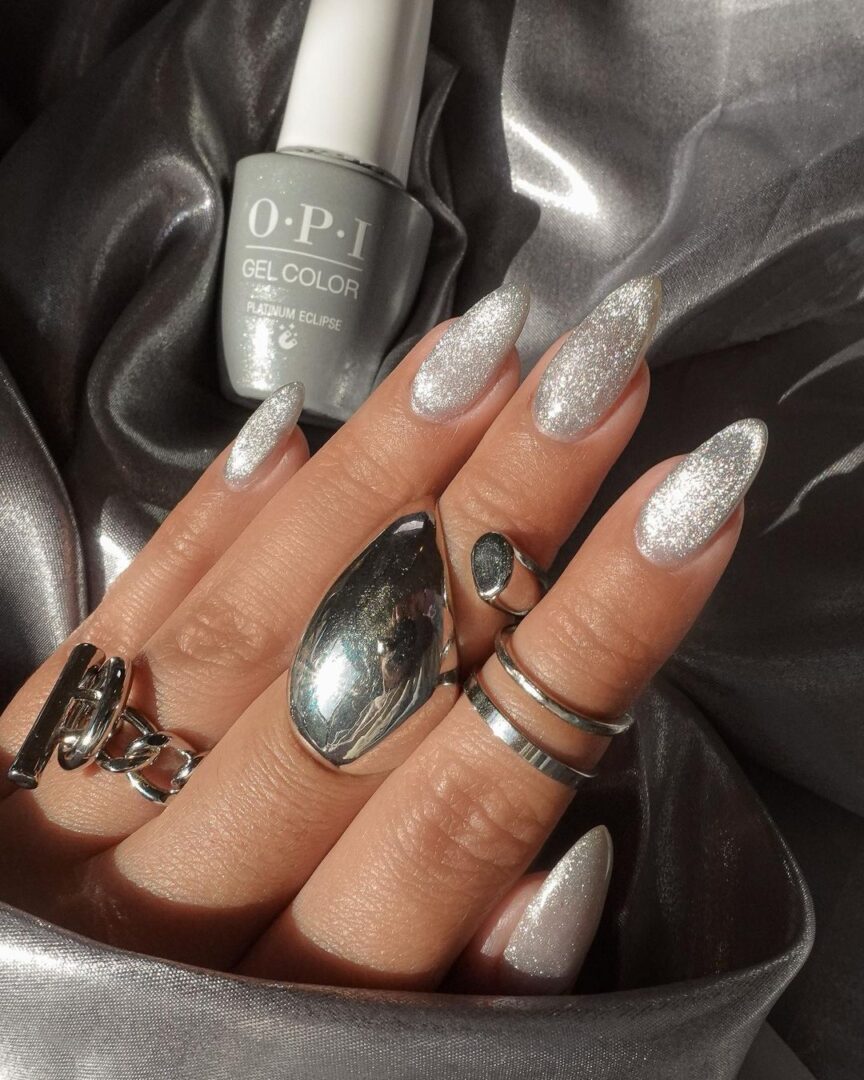 Τα Velvet nails είναι το απολυτό trend για το μανικιούρ των γιορτών