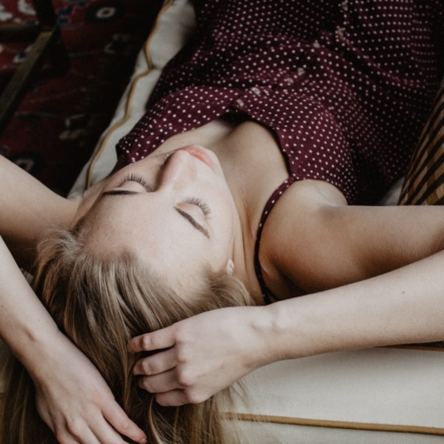 Κοιμάσαι στον καναπέ; Οι ειδικοί εξηγούν γιατί ο ύπνος εκεί αποτελεί «ένοχη» απόλαυση
