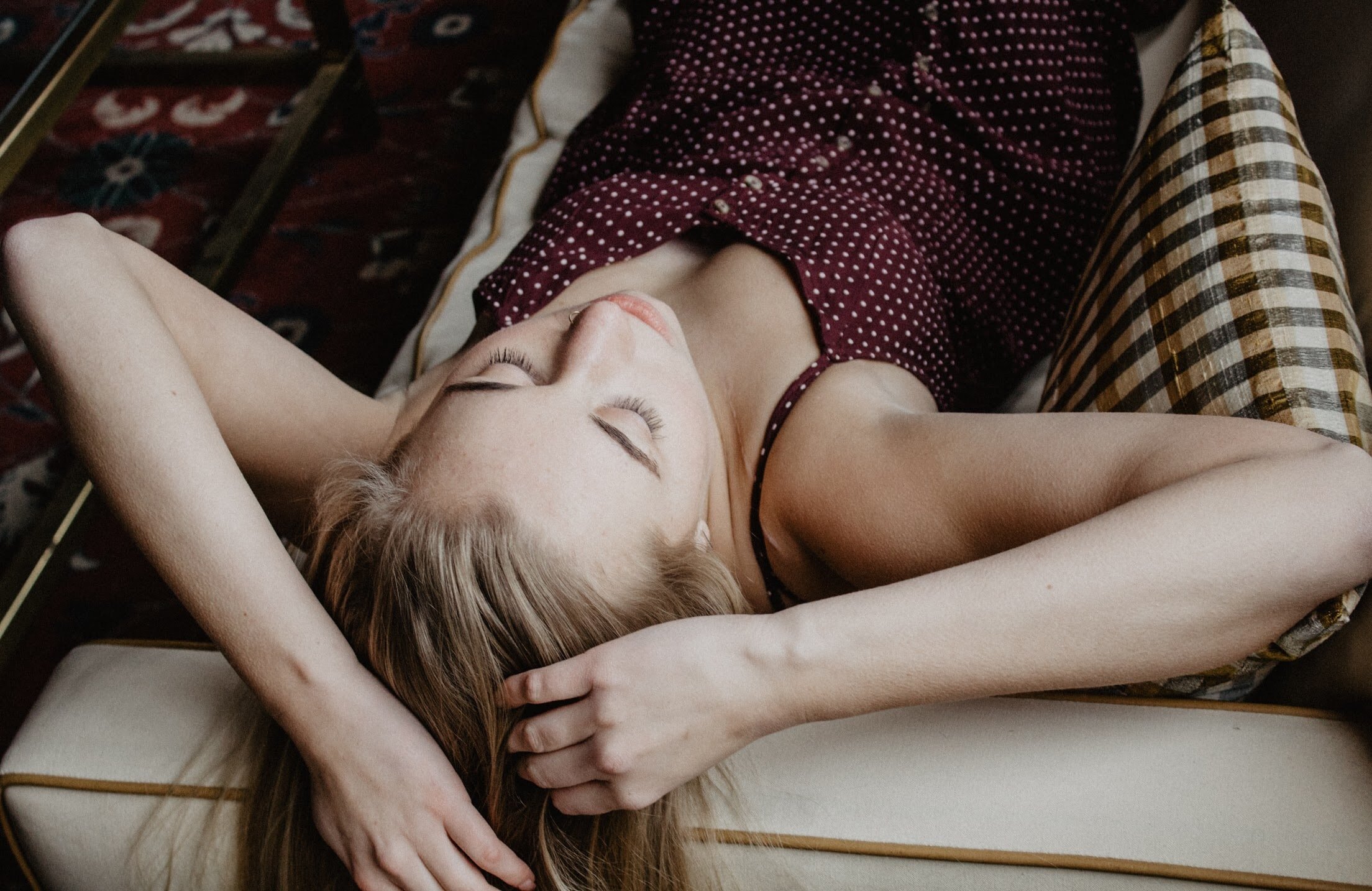 Κοιμάσαι στον καναπέ; Οι ειδικοί εξηγούν γιατί ο ύπνος εκεί αποτελεί «ένοχη» απόλαυση