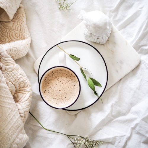 Γιατί οι ειδικοί συνιστούν λάδι καρύδας στον καφέ- Τα οφέλη για τον μεταβολισμό μας