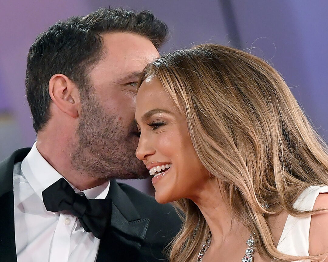 Η Jennifer Lopez προσπαθεί να το σώσει και «τρολάρει» το «χαρούμενο» πρόσωπο του Ben Affleck