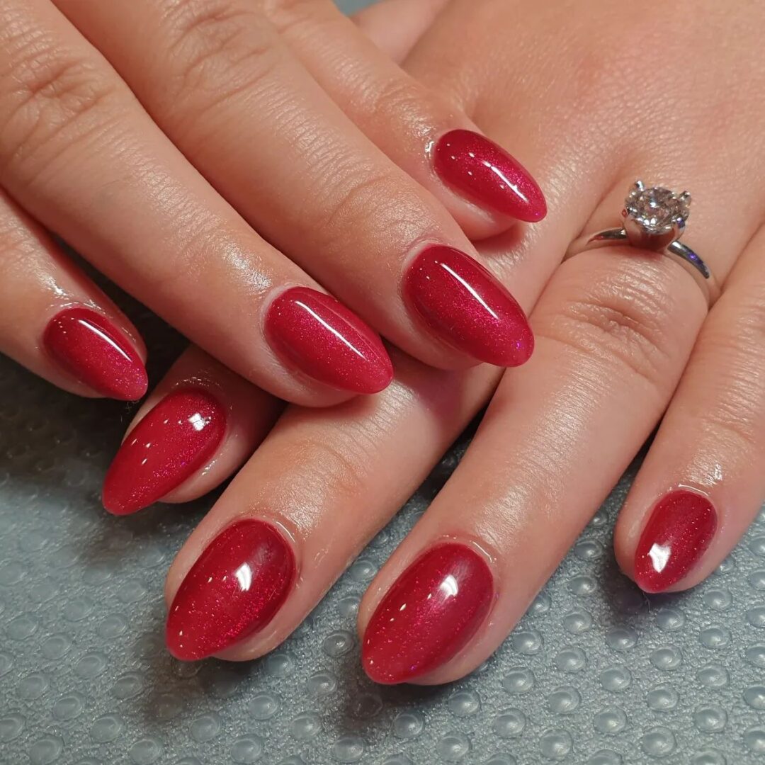 Τα Velvet nails είναι το απολυτό trend για το μανικιούρ των γιορτών