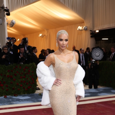 Η Kim Kardashian «πάλεψε» με το φόρεμα της Marilyn Monroe- Την βοήθησαν 3 άνθρωποι για να χωρέσει