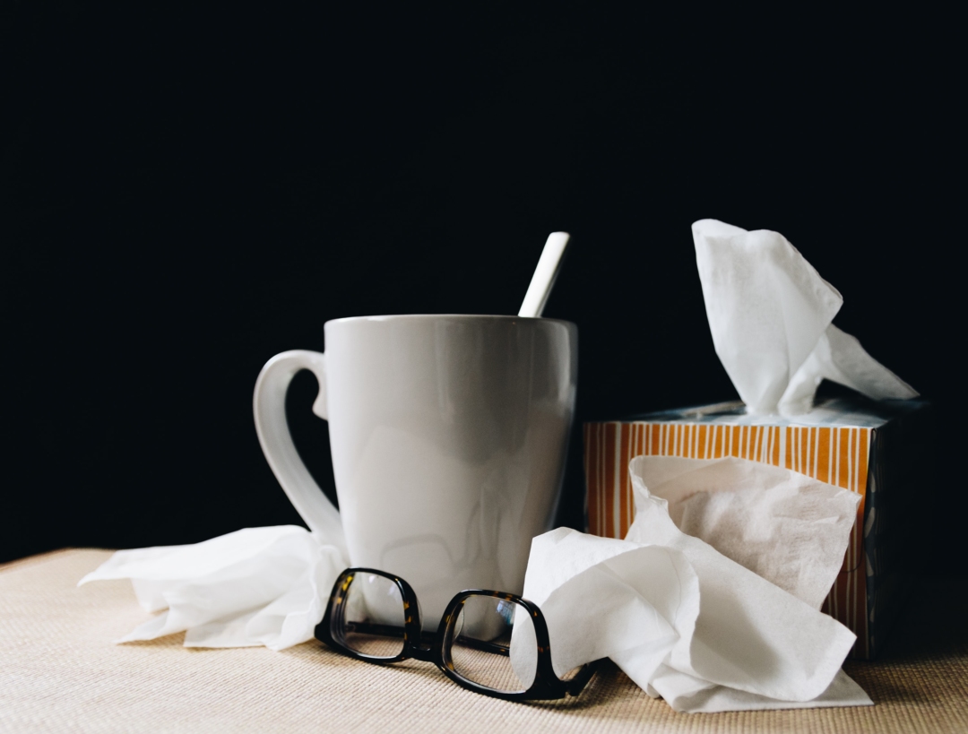 Έχεις γρίπη αλλά πρέπει να δουλέψεις; 6 πράγματα που θα σε κάνουν να νιώσεις καλύτερα
