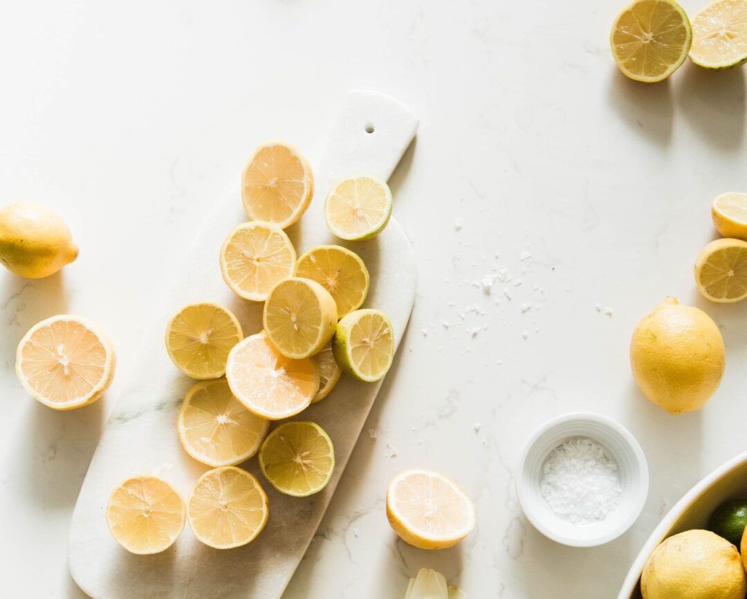 6 τρόποι για να χρησιμοποιήσεις τα λεμόνια που έχεις στο ψυγείο για να καθαρίσεις το σπίτι