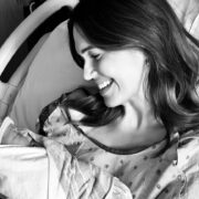 Η Mandy Moore μάς δείχνει φωτογραφίες από την «υπερβατική εμπειρία» γέννησης του γιου της