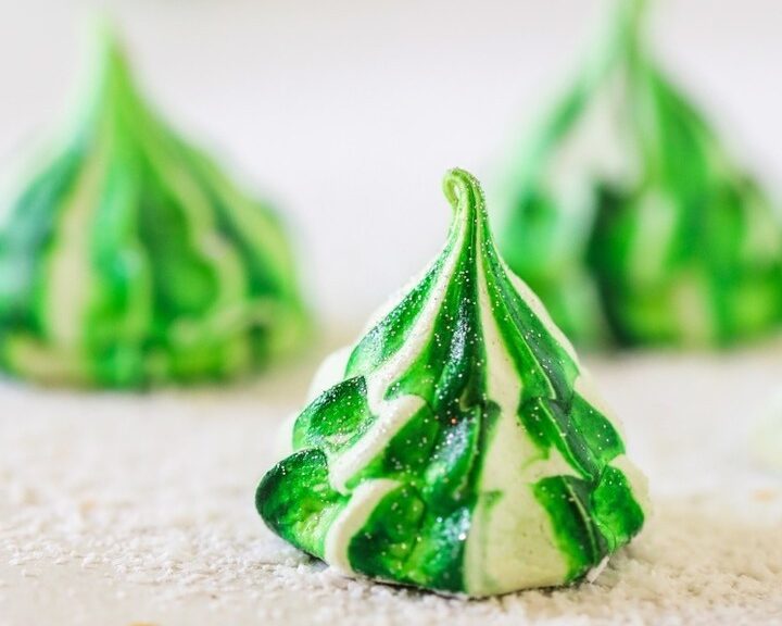 Meringue Christmas Trees: Το χριστουγεννιάτικο γλυκό που γεμίζει «γλύκα» το TikTok