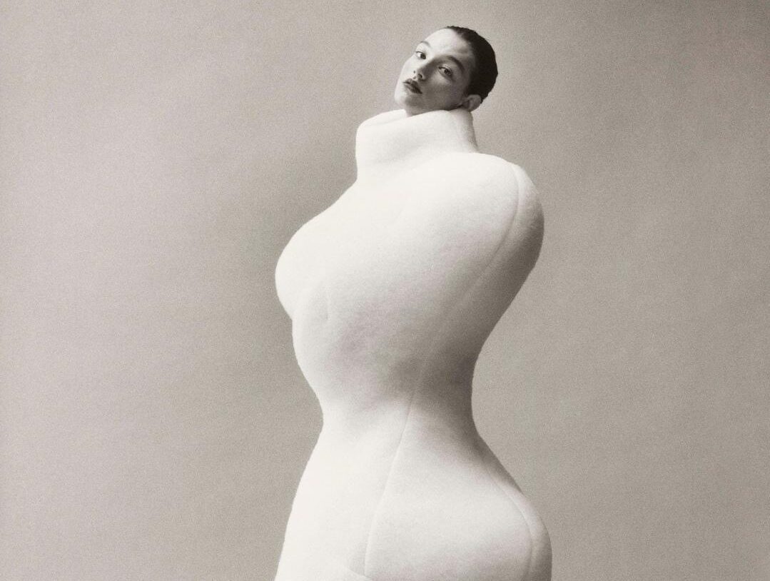 Πώς η επιβαρυμένη σχέση της μόδας με το ανθρώπινο σώμα γίνεται η νέα έκθεση του  MoMu