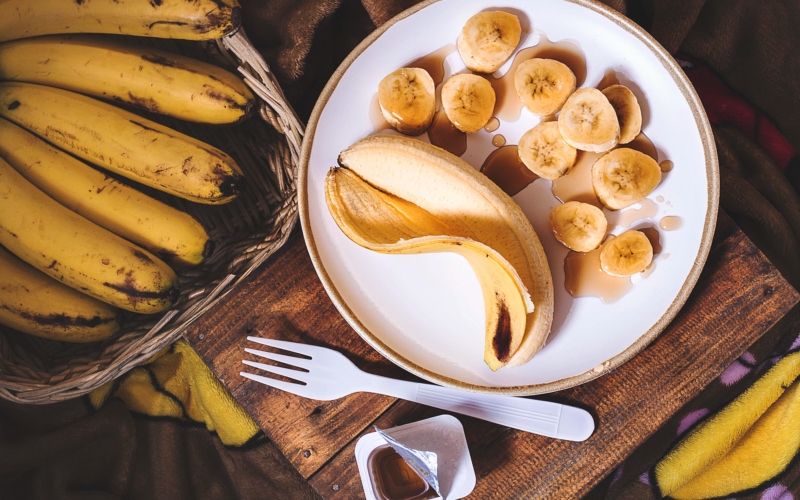 μπανάνα σε πιάτο