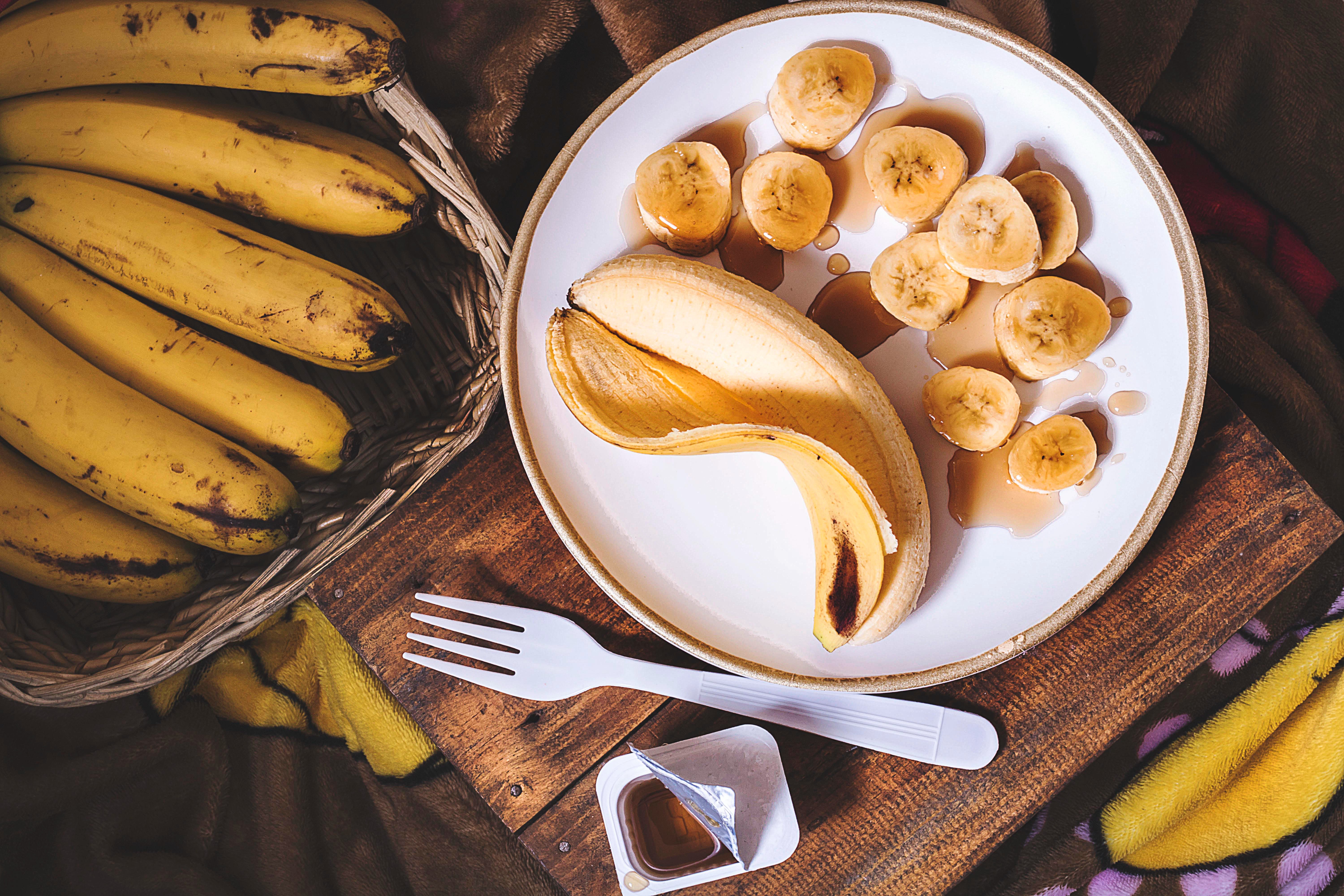 μπανάνα σε πιάτο