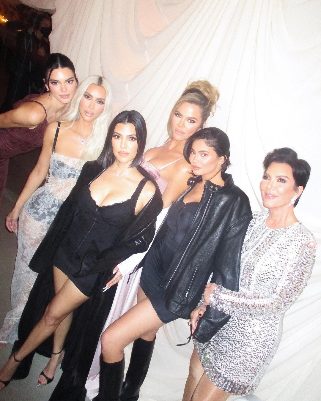 Η Khloé Kardashian έγινε πριγκίπισσα για την παραμυθένια καμπάνια «Lemme» της αδελφής της Kourtney