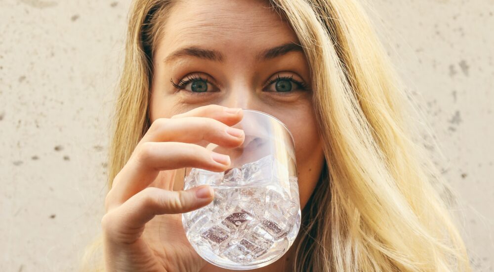 Με μια απλή πράξη υπολόγισε πόσο νερό την ημέρα πρέπει να πίνεις