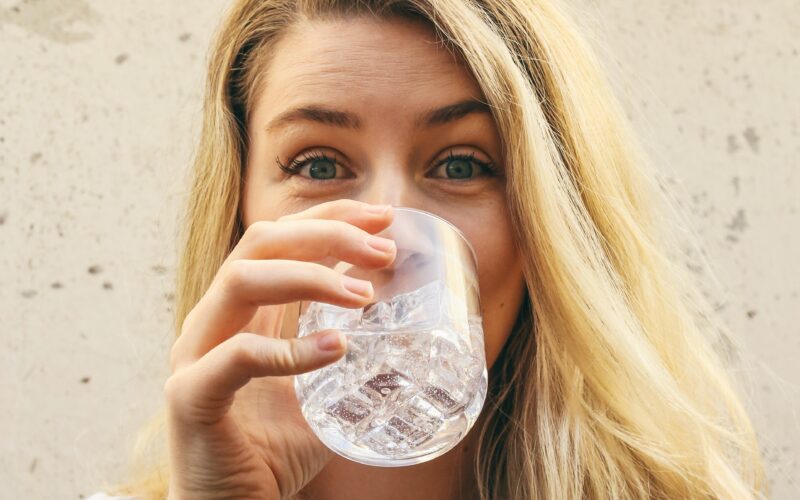 Πίνε νερό για να επιβραδύνεις τη γήρανση- Τα αποτελέσματα μιας μελέτης είναι εντυπωσιακά