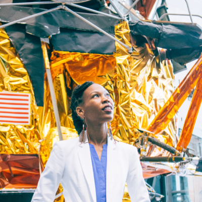 Γυναίκα μηχανικός της NASA σχεδιάζει fun & elegant διαστημικές στολές για γυναίκες