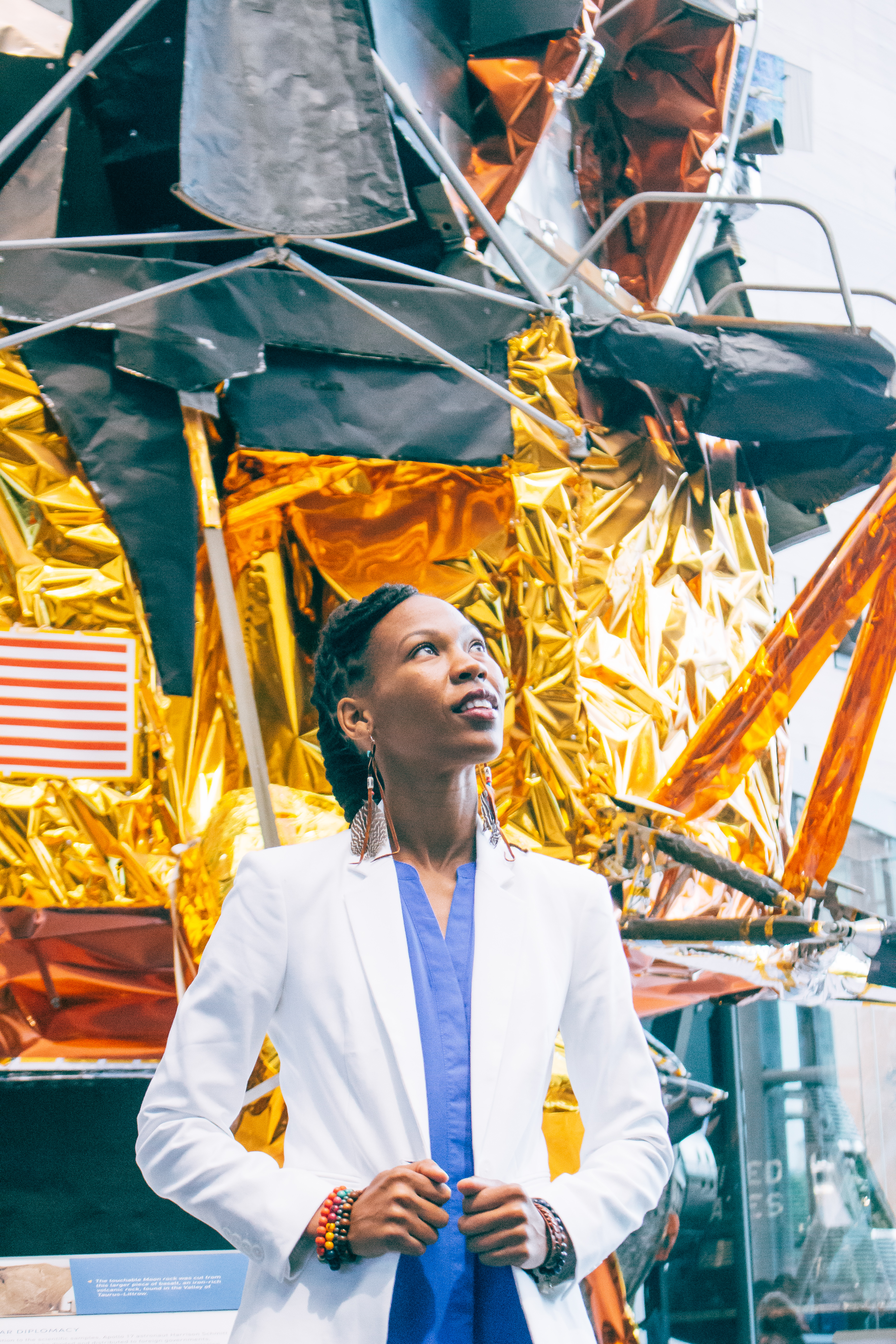 Γυναίκα μηχανικός της NASA σχεδιάζει fun & elegant διαστημικές στολές για γυναίκες