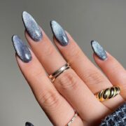 Τα Velvet nails είναι το απολυτό trend για το μανικιούρ των γιορτών